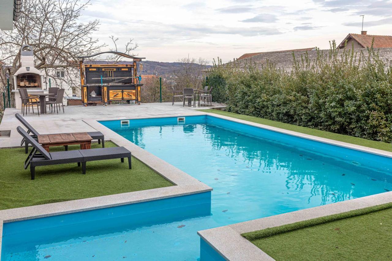 City Escape Luxury Villa Zuce Kültér fotó